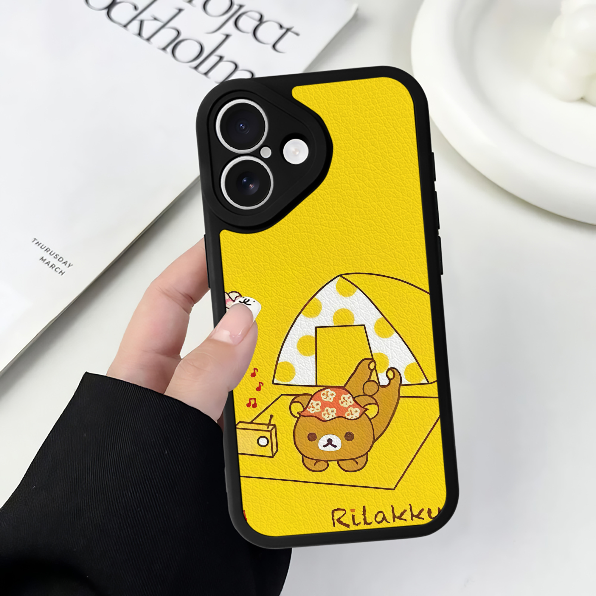 （画像用） リラックマ リラックマ キイロイトリ Rilakkuma Korilakkuma Kiiroitori 【iPhone 16シリーズ対応】シリコンスマホケース（レザー調） 材質：シリコン